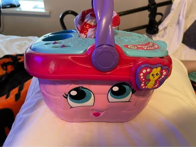 Shapes & Sharing Picnic Basket™

Shapes

Go on a pretend picnic and explore food, shapes and colors.